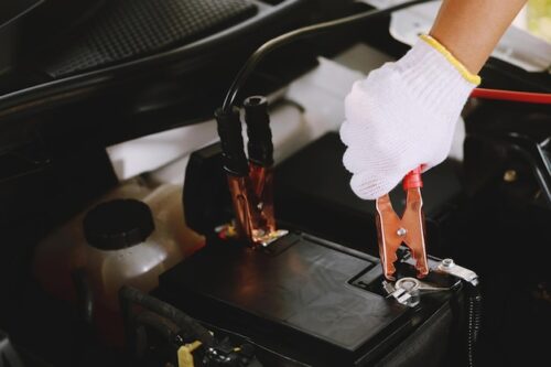 mechanic-is-charging-car-battery-pot_1016700-591 mechanic-is-charging-car-battery-pot_1016700-591