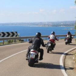 T_Motorradfahrer_Meer-1024x683_1