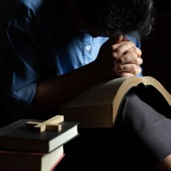 christian-woman-praying-house-200kb